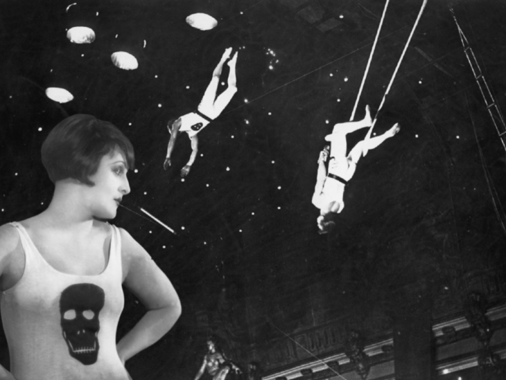 Schwarz-Weiß Bild mit einer Frau und zwei Aktrobaten aus dem Film Varité
