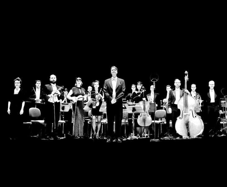Black and white picture of the Metropolis Orchestra Berlin